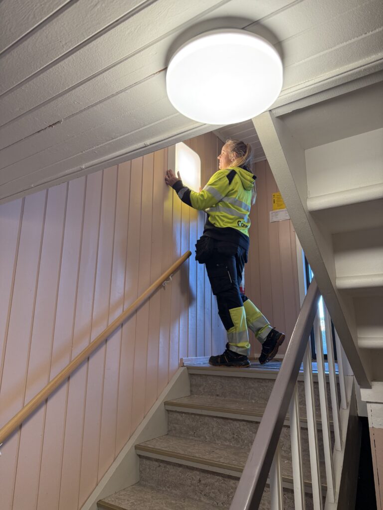 Trappeoppgangen i borettslaget med de nye LED-armaturene installert av